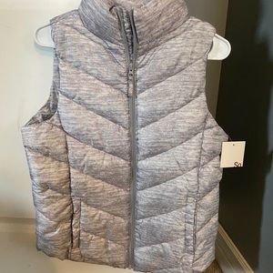 NEW SO Girls Puffer Vest in Grey. Size M